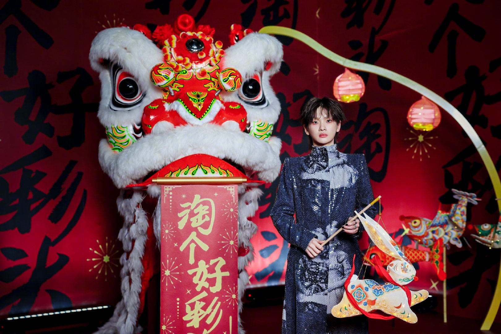微博之夜的红毯成为了梦想与祝福的交汇点，艺人们纷纷在狮子前驻足拍摄淘彩头大片，用