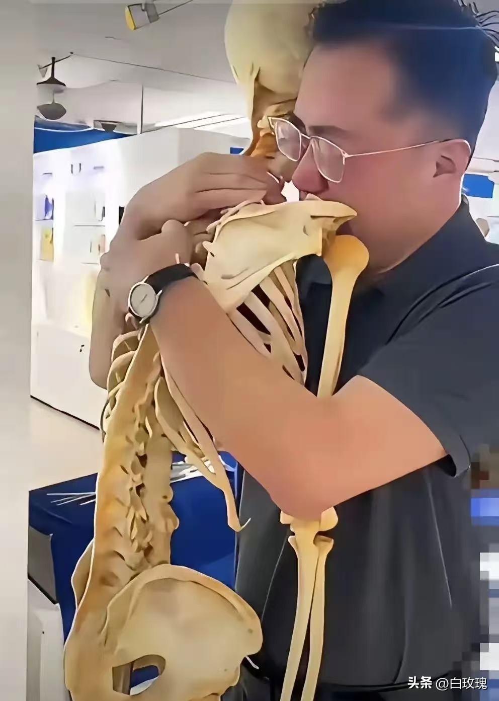 我看哭了！一名中年男子抱着一架骨骼哭的不能自已，这可是大体老师呀，他为什么哭？原
