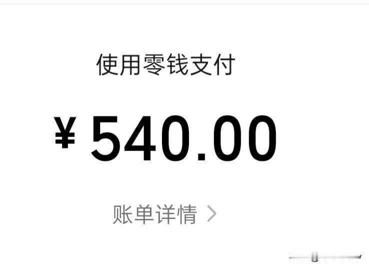 中午去吃小龙虾了，家门口的店。
老板娘看到我们，吐槽说：你们只有吃小龙虾才会来，