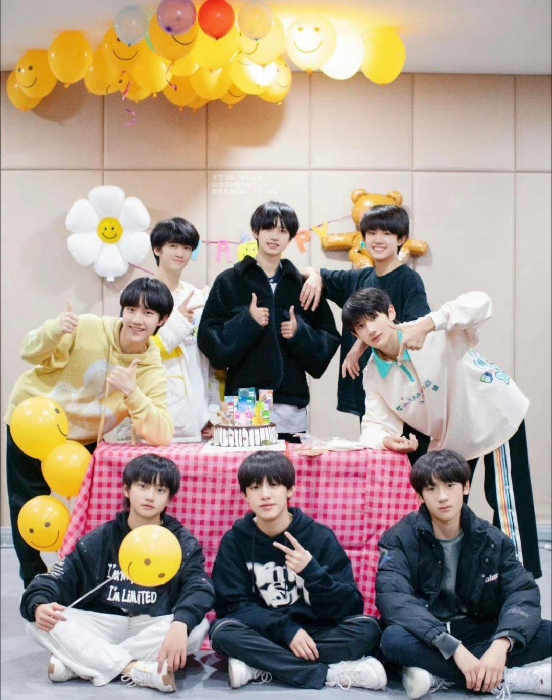 时代峰峻伟大的16岁时期一代青涩勇敢，二代元气鲜活，三代热 血 成长，四代懵懂亮