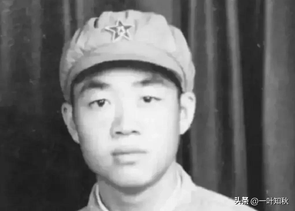 1951年，一个15岁新兵擦大炮，埋头看瞄准镜，谁料突然瞅见，敌人阵地上出现一奇