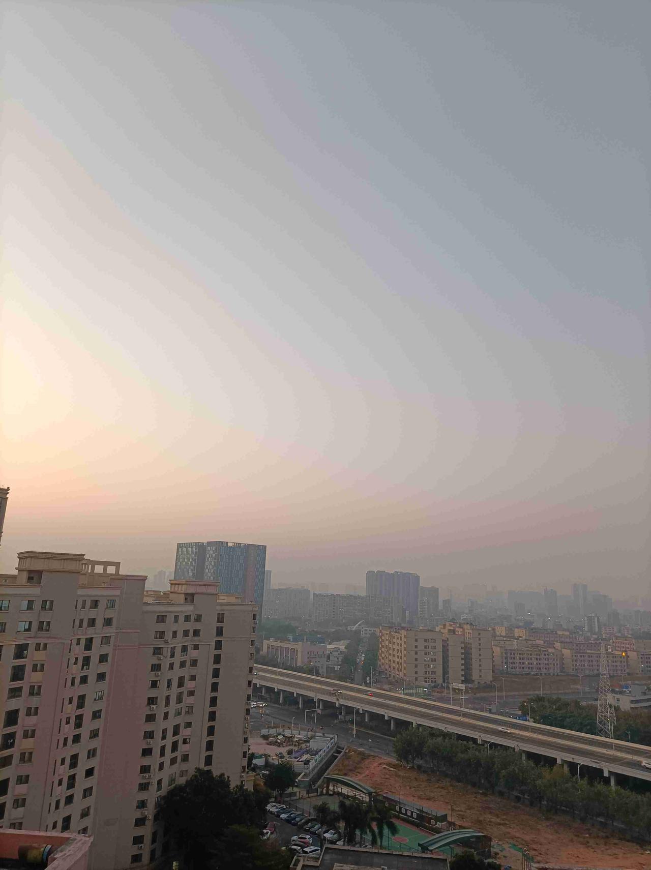 我的今日状态：😁轻松愉快
我这里的天气：☀️晴天今日深圳晴转多云，气温15度到