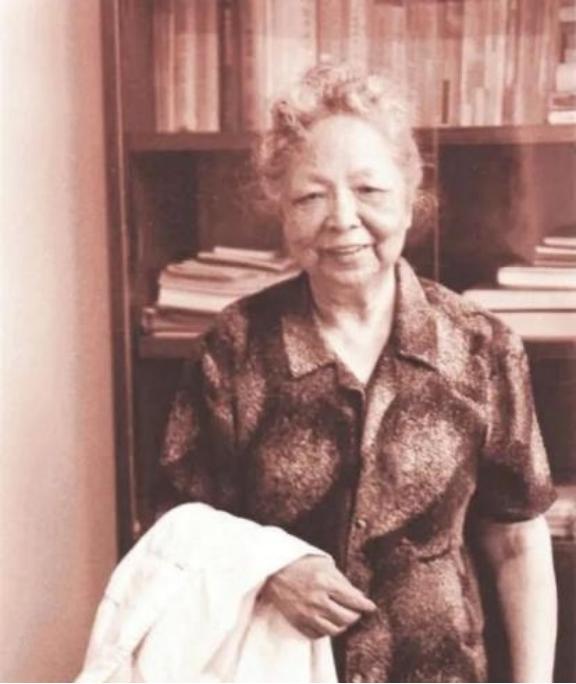 1957年，美国海关私吞了中国女人行李箱里面的6800美金，她却开心地笑了，殊不