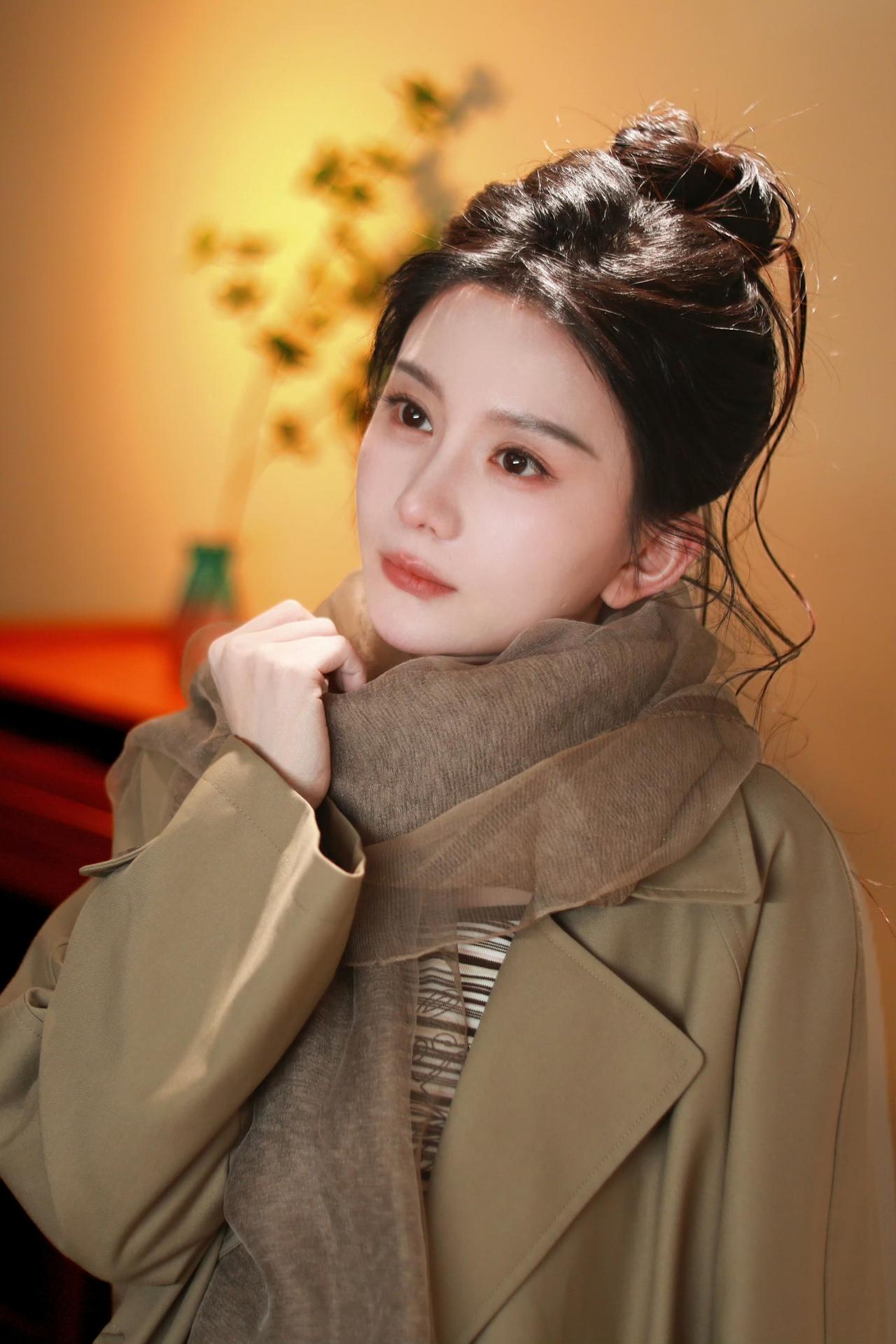马秋元丸子头+咖色外套，古堡夜景甜酷少女上线
