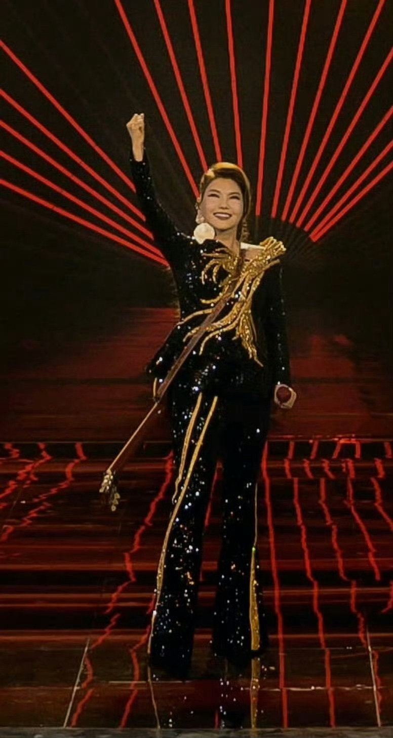 乌兰图雅mvp结算草原歌后直接杀疯了！原生态嗓音搭配大气舞台，一开嗓就把直播间拉