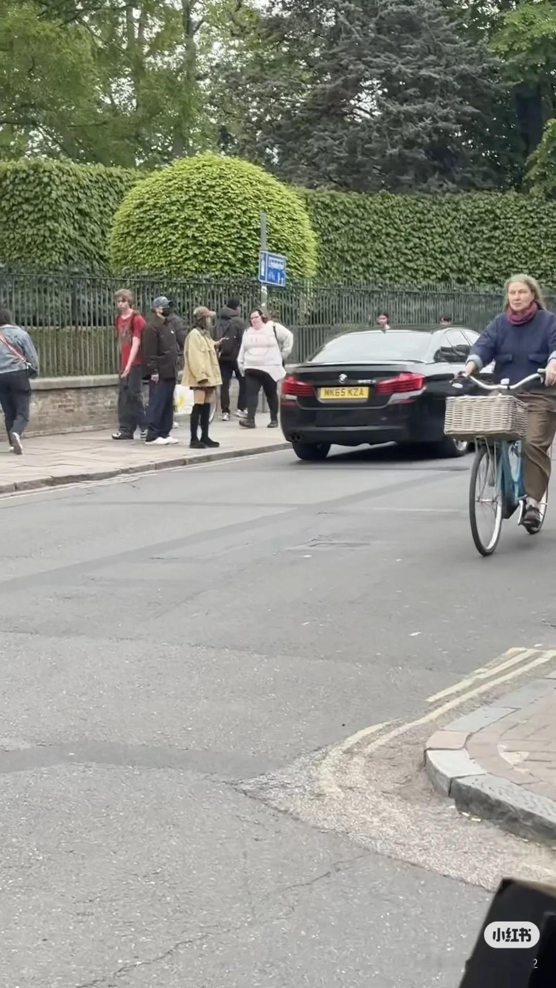 昨天公交上遇到过马路今天又遇到过马路 