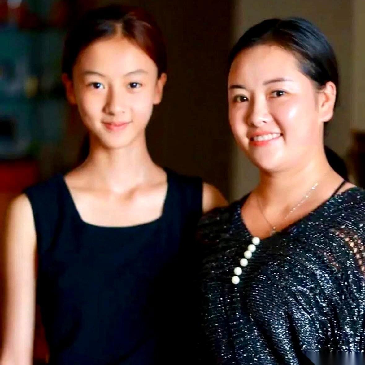 都说七七是天降紫微星，我怎么看，都觉得她妈才是那个操盘手。
什么大街上被星探一眼