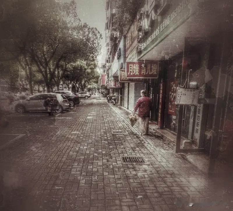 谁能用一句话来形容自己走过的岁月跌跌撞撞走了半程路，踩过坑、挨过雨，也攥过糖、遇