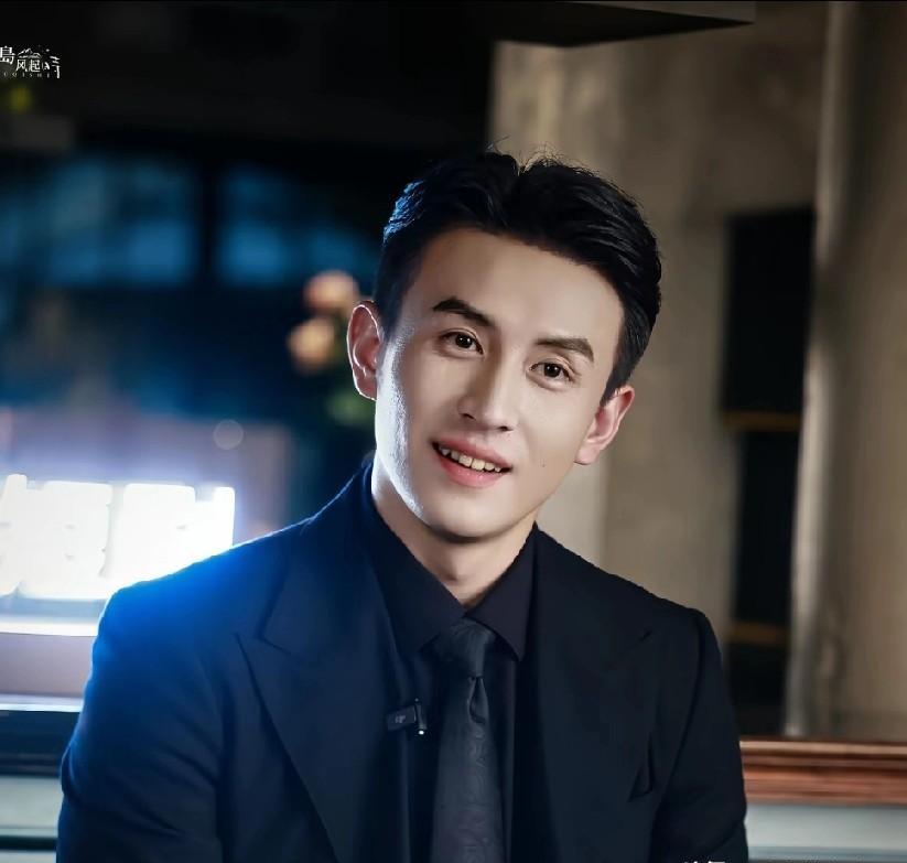 刘萧旭这波操作真挺猛。
从配角到顶流，就靠一部短剧。
《掌心窥爱》上线两周播放破