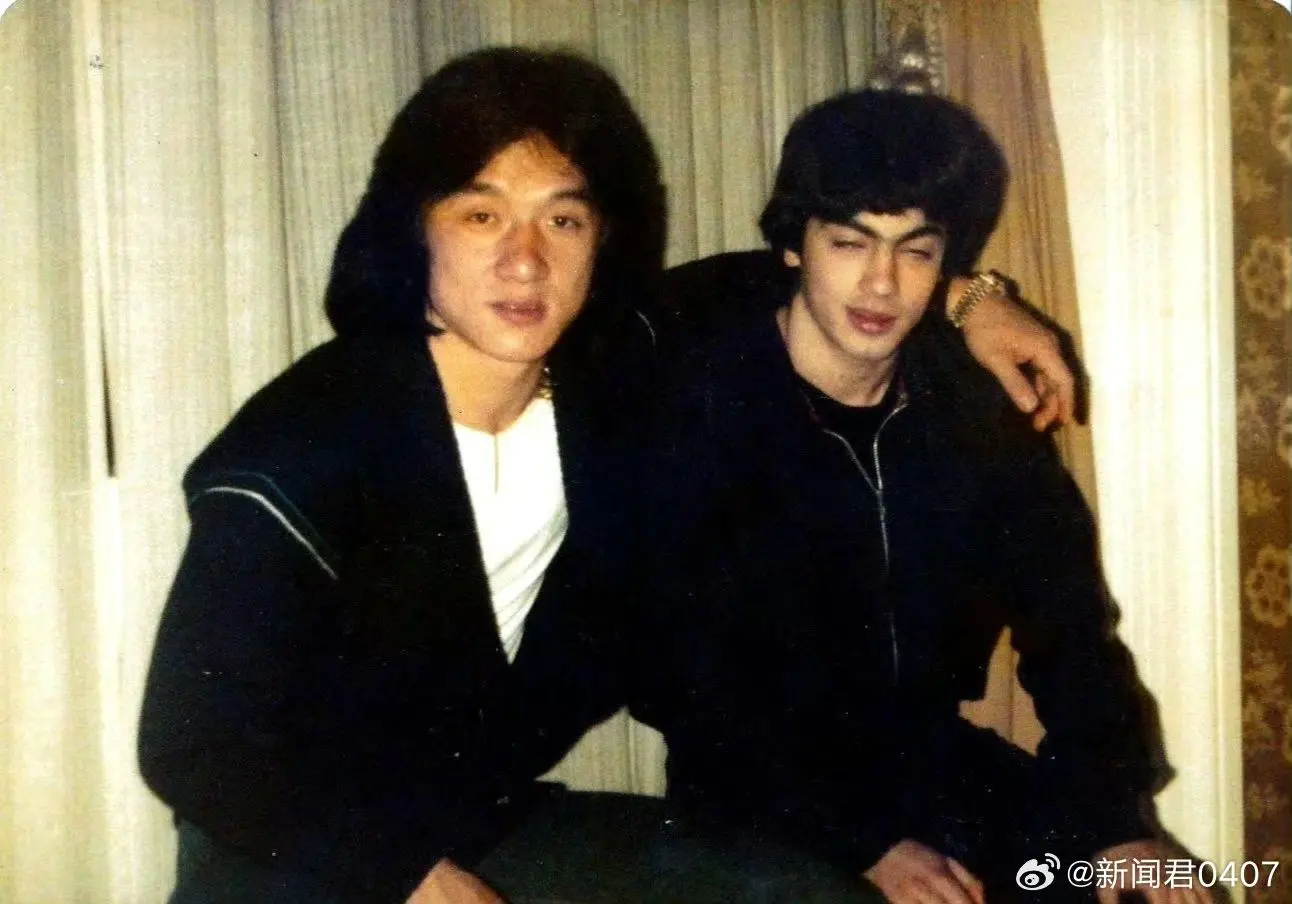 1982年成龙大哥和他的粉丝在伦敦的合影！