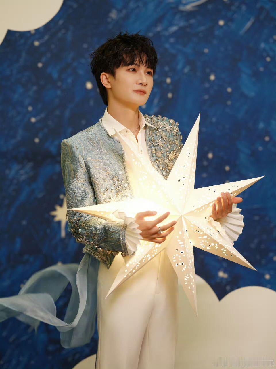 又被周深的现场震撼了 北影节闭幕式，周深用一首《修星星的人》完成了一次声音与光影