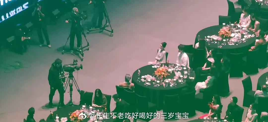 尖叫之夜内场 今晚的成毅已经有固定机位对准了，少不了粉丝的助力啊 