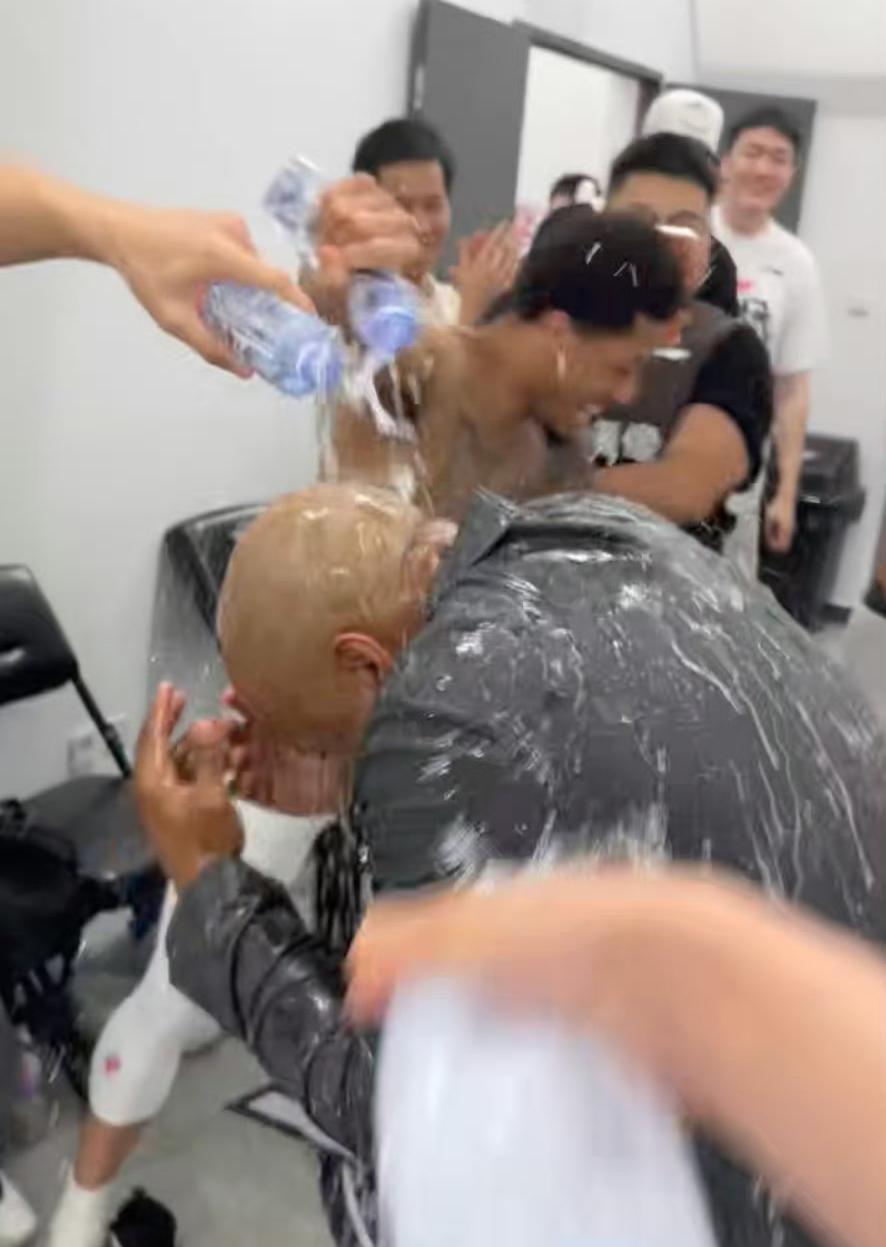 广州龙狮男篮压哨晋级季后赛，赛后主帅米切尔在更衣室被队员泼水庆祝。

4月24日