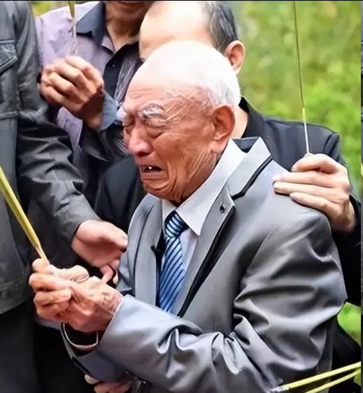 72岁台湾老兵回江苏老家探亲，喝多后突然嚎啕大哭：“其实，我是共产党员。”女儿和