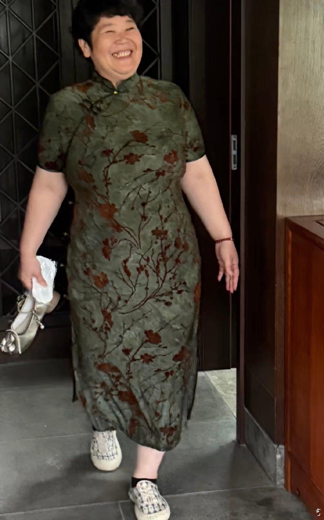 房主任旗袍造型 旗袍在房主任身上，不仅是服饰更是风骨的体现，她如今的好状态，完美