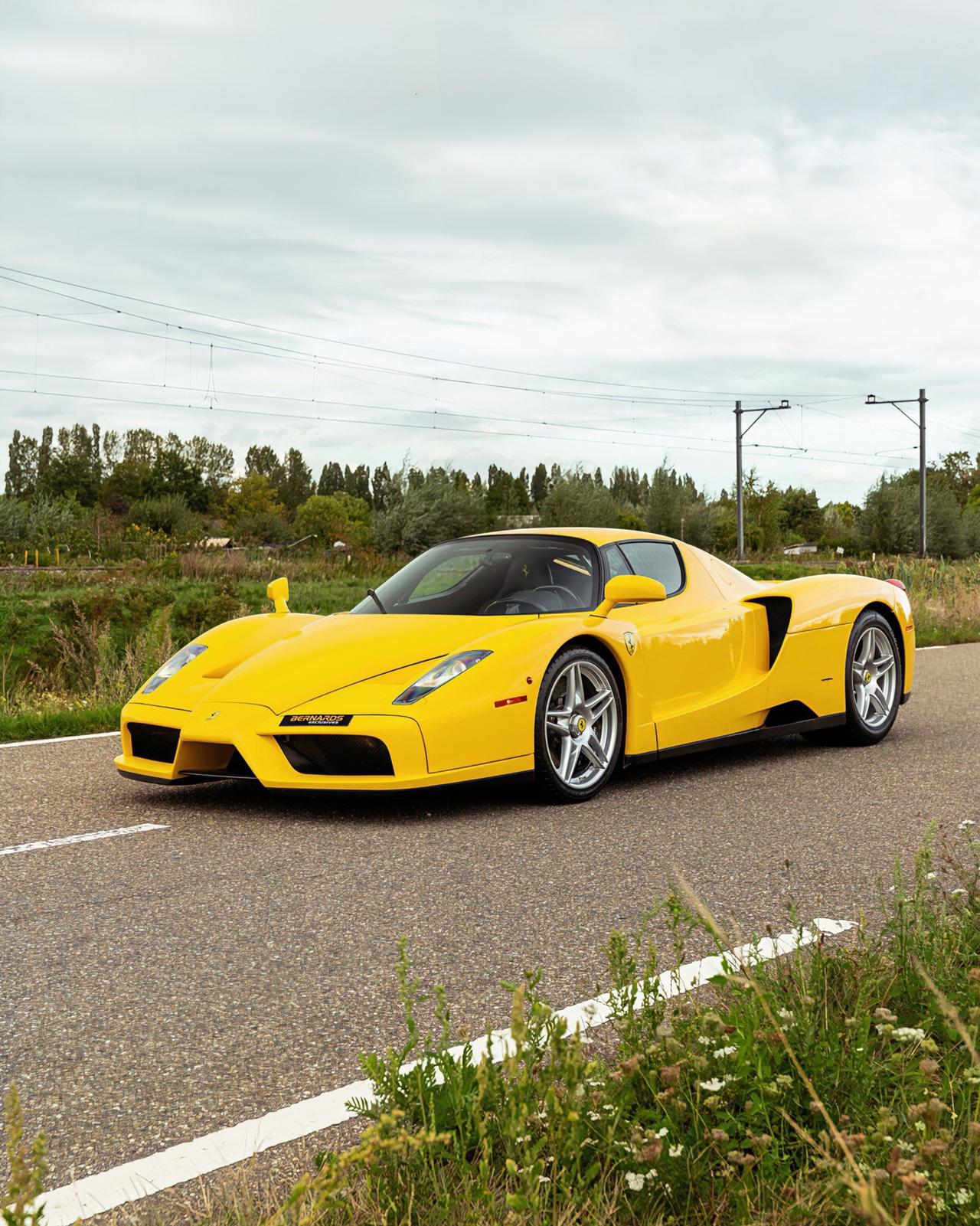 一台罕见的法拉利恩佐（Ferrari Enzo）

因为这辆恩佐法拉利的涂装为“