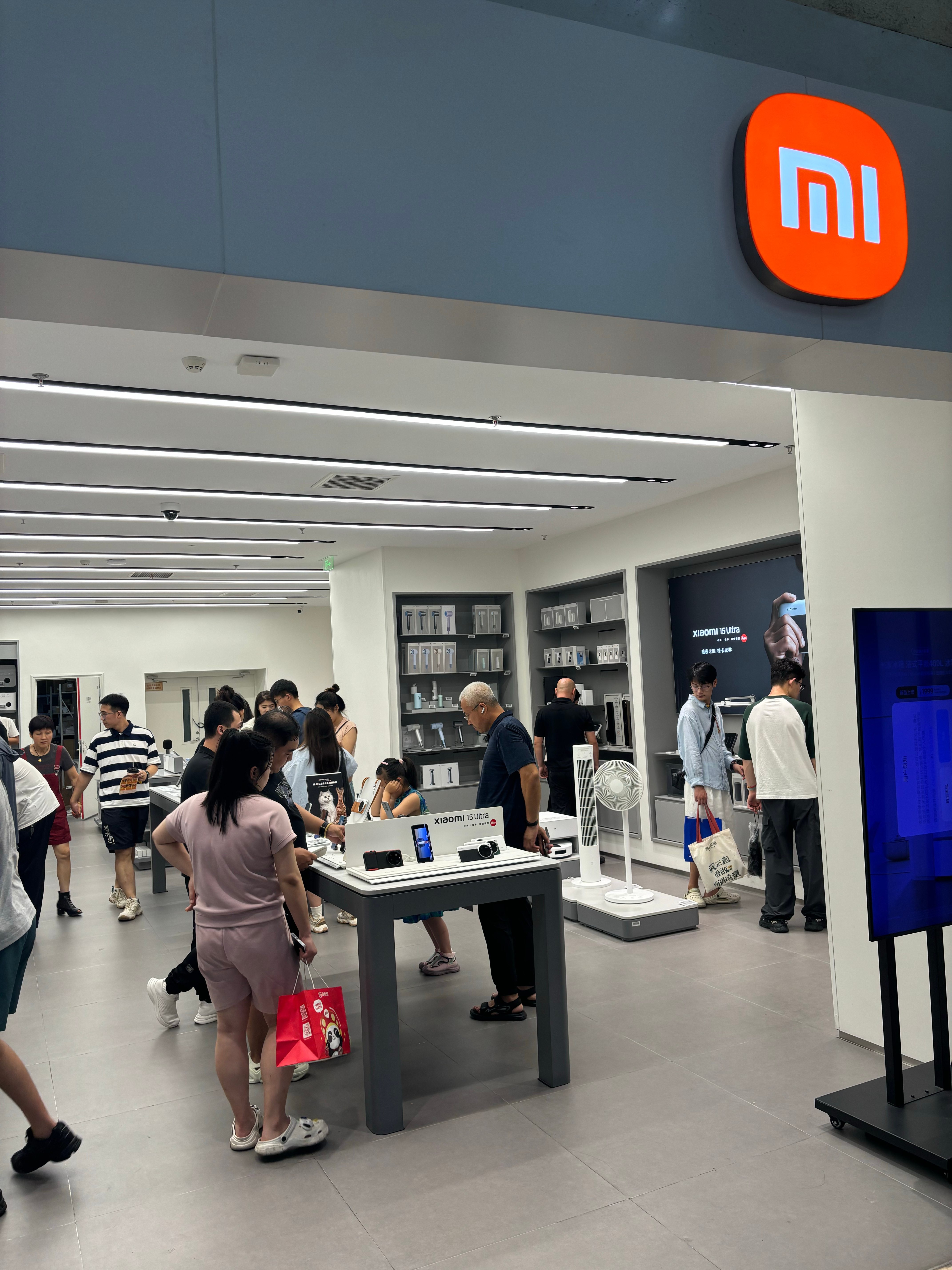 昨天去商场路过小米手机门店，人非常多。今天去4S店看看小米YU7，人还这么多。能