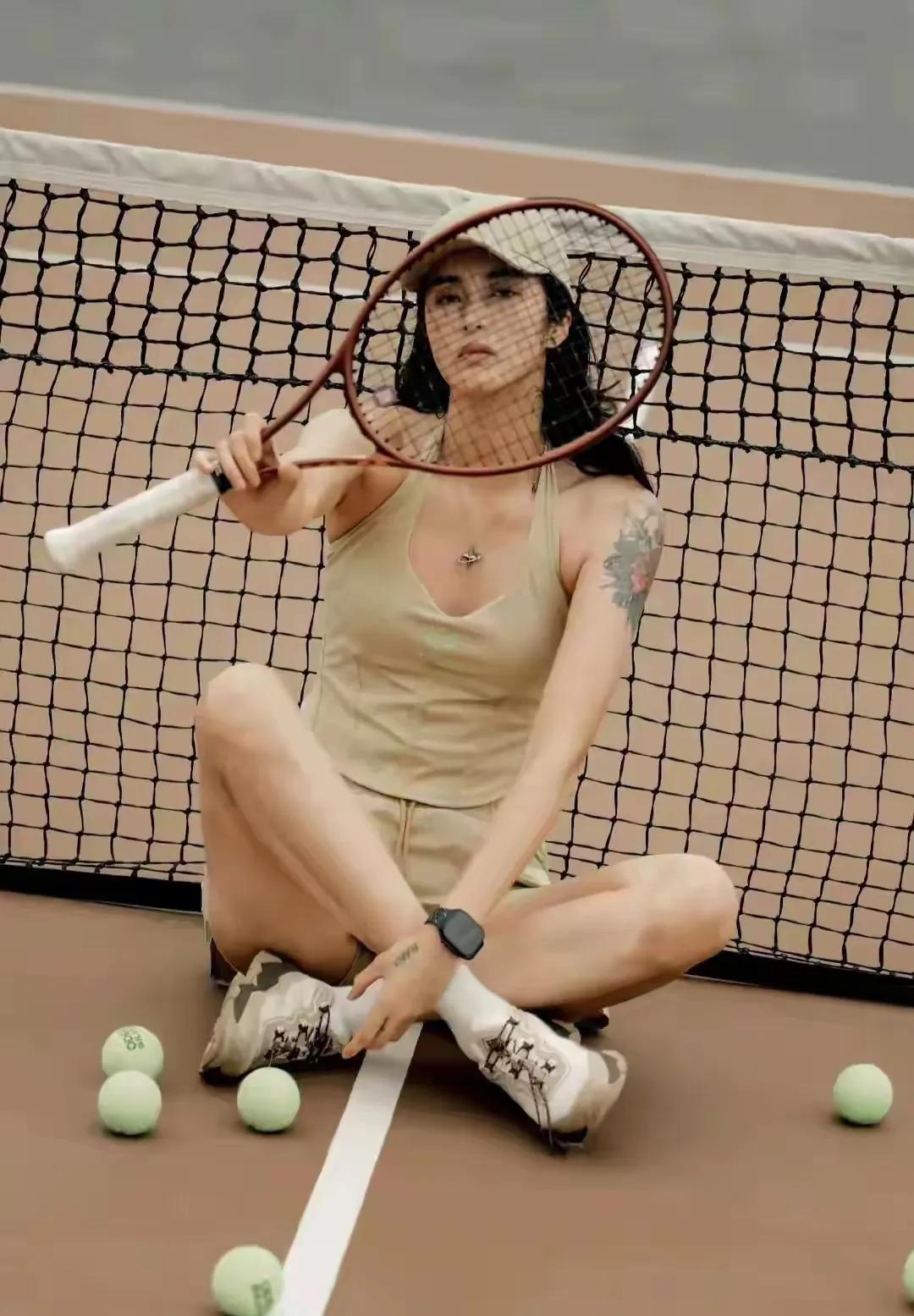 女足门将赵丽娜跨界网球！身材颜值双杀
 
女足门将赵丽娜跨界网球场啦🎾 浅米色