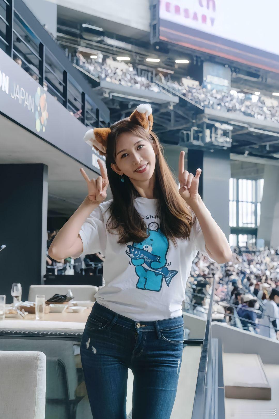 50岁林志玲戴狐狸耳朵装萌，现场活力四射。 ​​​