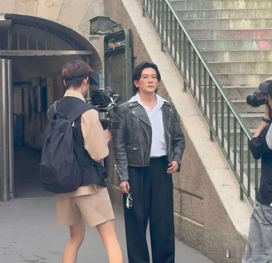 万万没想到这是苏有朋。

他竟然是五五分身材，这比例一点时尚感都没有。

或许是