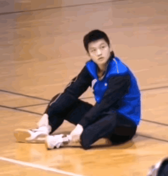 周恺为什么不拉小胖起来？
小胖坐在地上，
周恺从身边走过，
小胖张开双臂，
求拉