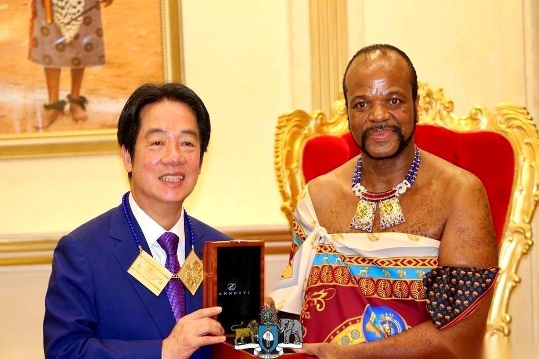赖清德和斯威士兰国王那场会面，堪称一个“名场面”。
他这边，把所有细节都做到了极