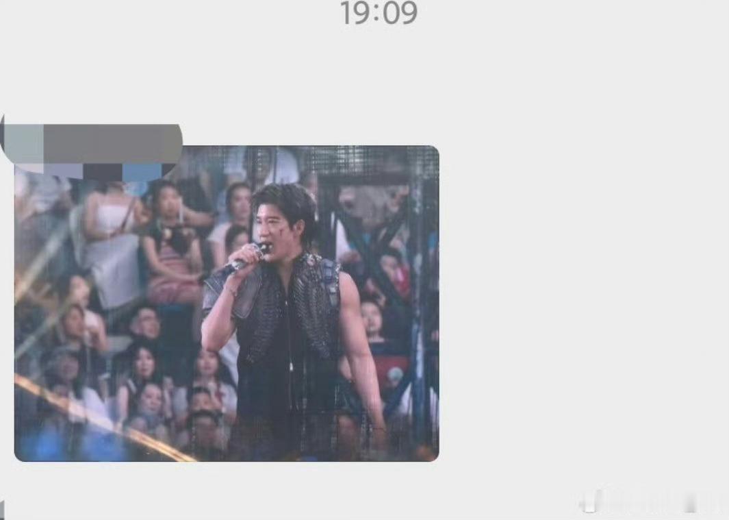 王力宏脸和耳朵出血舞台安全到底什么时候才能被重视啊，这可是他拿命在拼的现场。 