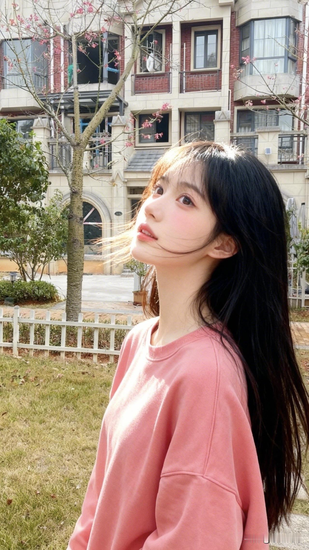 ：趁着还有点阳光，哼～我要下班班，回家睡觉觉，手机关机机，谁找也不理！[可爱]哼