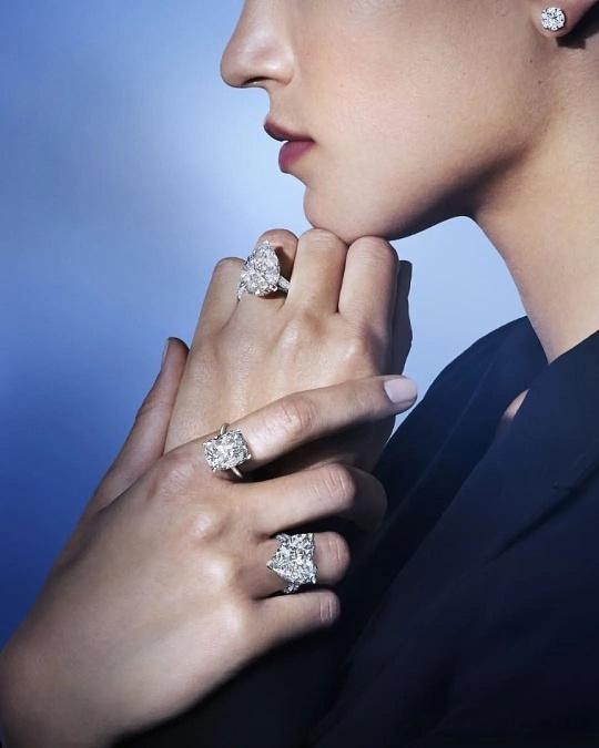 女子吐槽14万的钻石项链200卖不出钻石恒久远，卖不掉真扎心。做我们这行的奢侈品