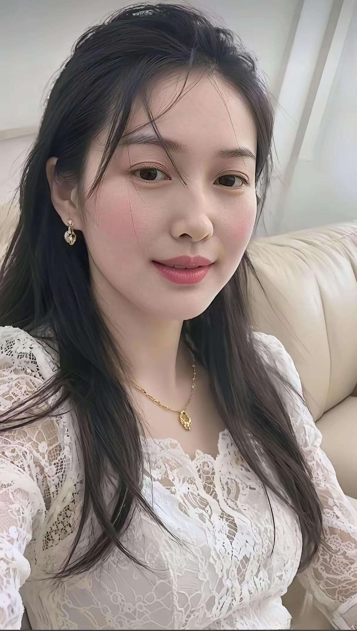 温柔甜美的白纱蕾丝裙，散发着优雅的气质。