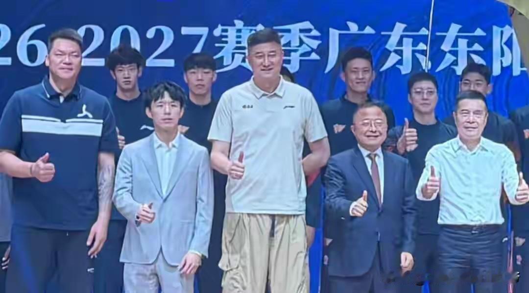 广东宏远俱乐部在出征新赛季的启动仪式这天，场面恢宏，氛围热烈。俱乐部全员将士都兴
