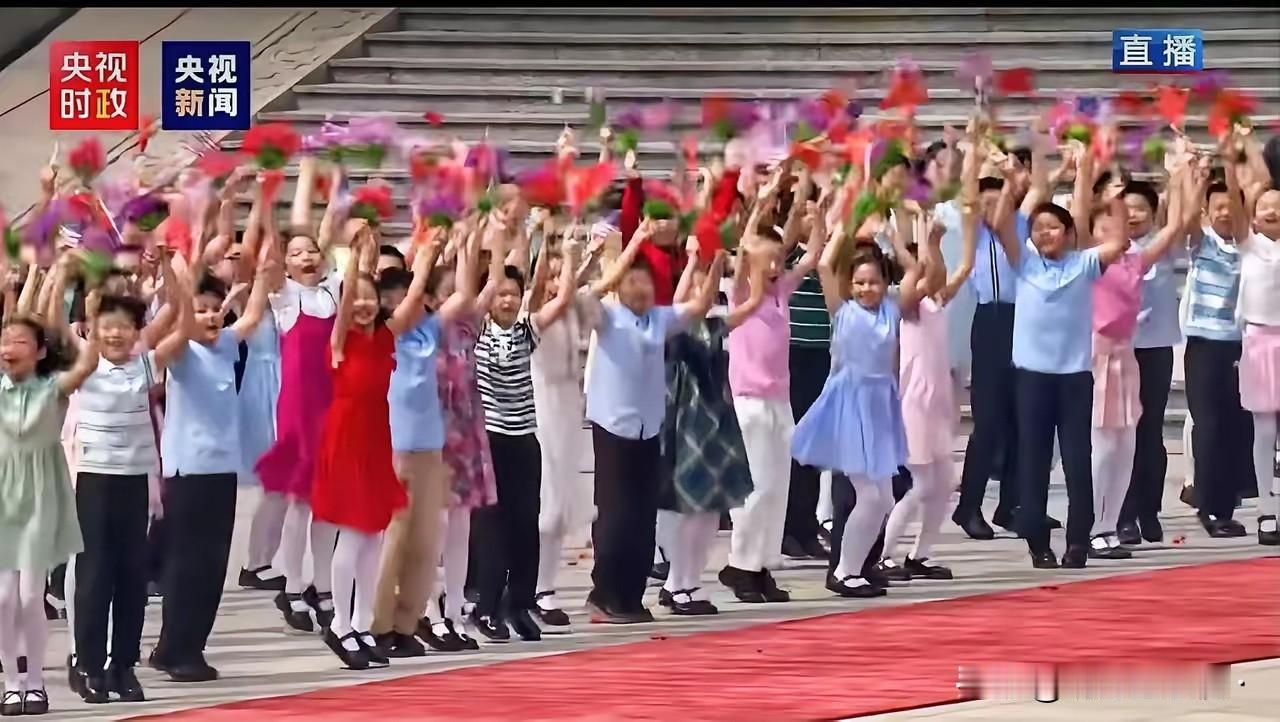 花儿与少年，太有感染力了！

就连特朗普先生也难抑愉悦的心情，面带微笑，频频向欢