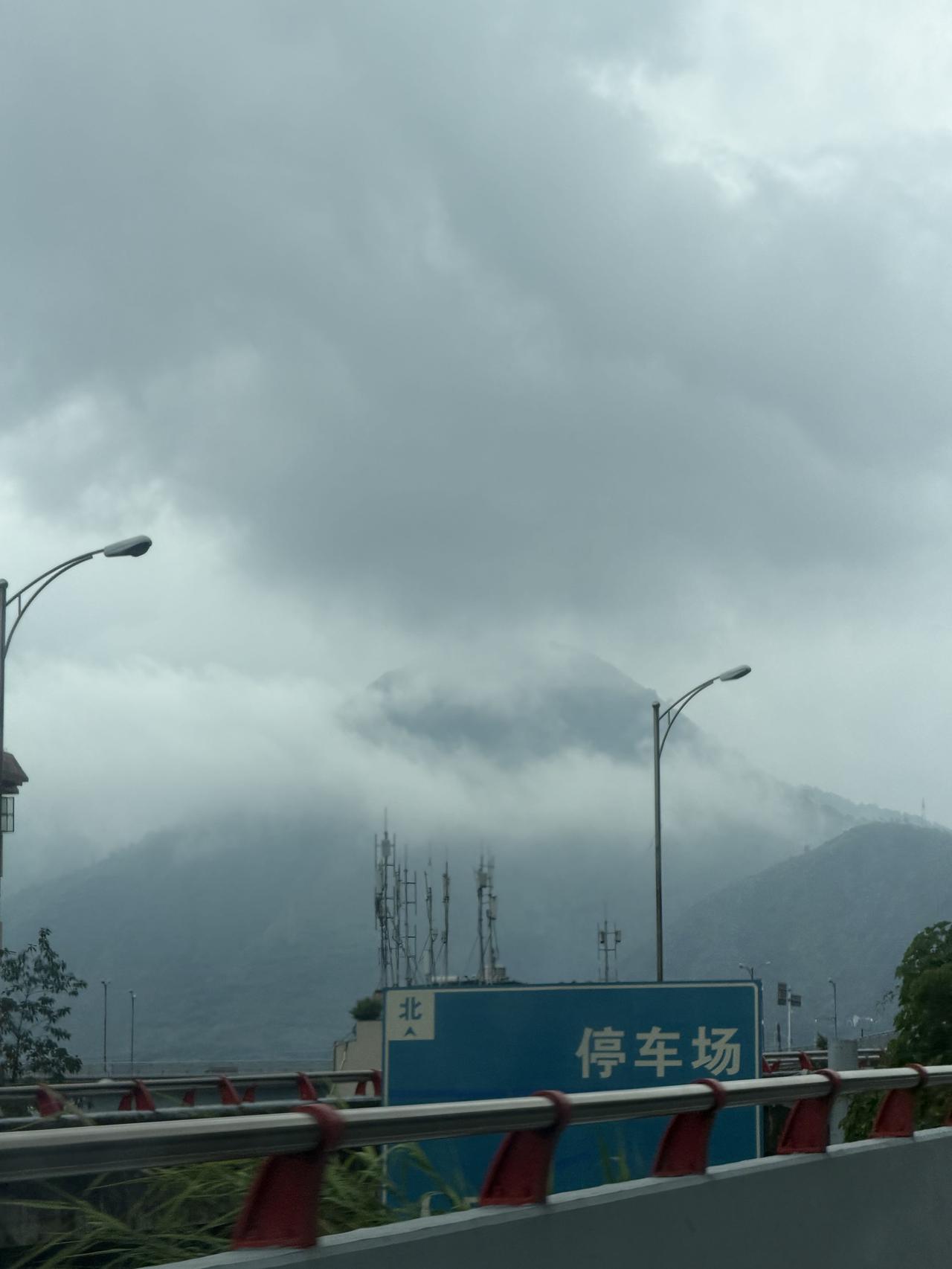 雨季：攀枝花也有了水墨画的意境！
而非他们心里的干燥，荒凉！