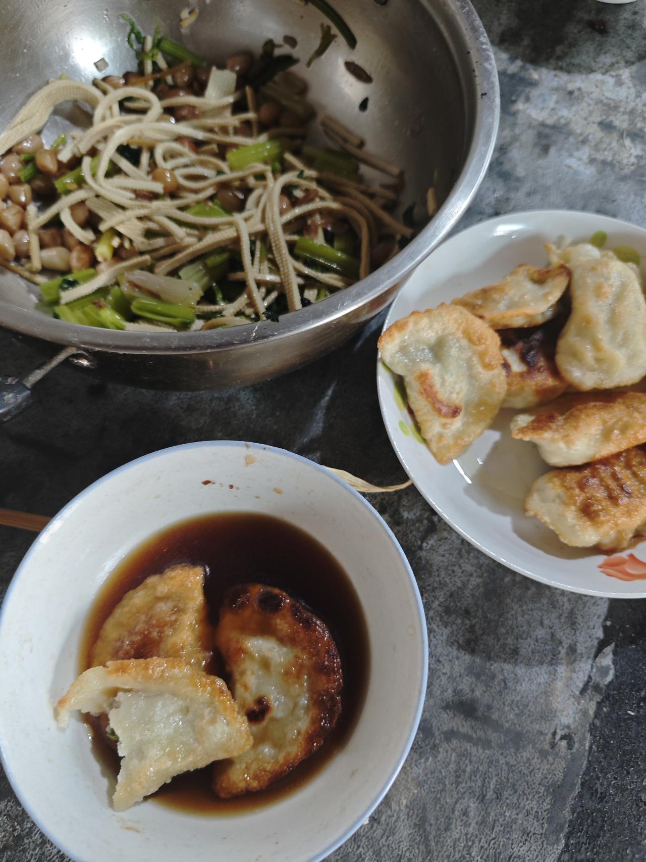 今天早上吃完饭，就又收拾好行李准备出门找工作了啊，失业在家呆了十多天，真的是非常