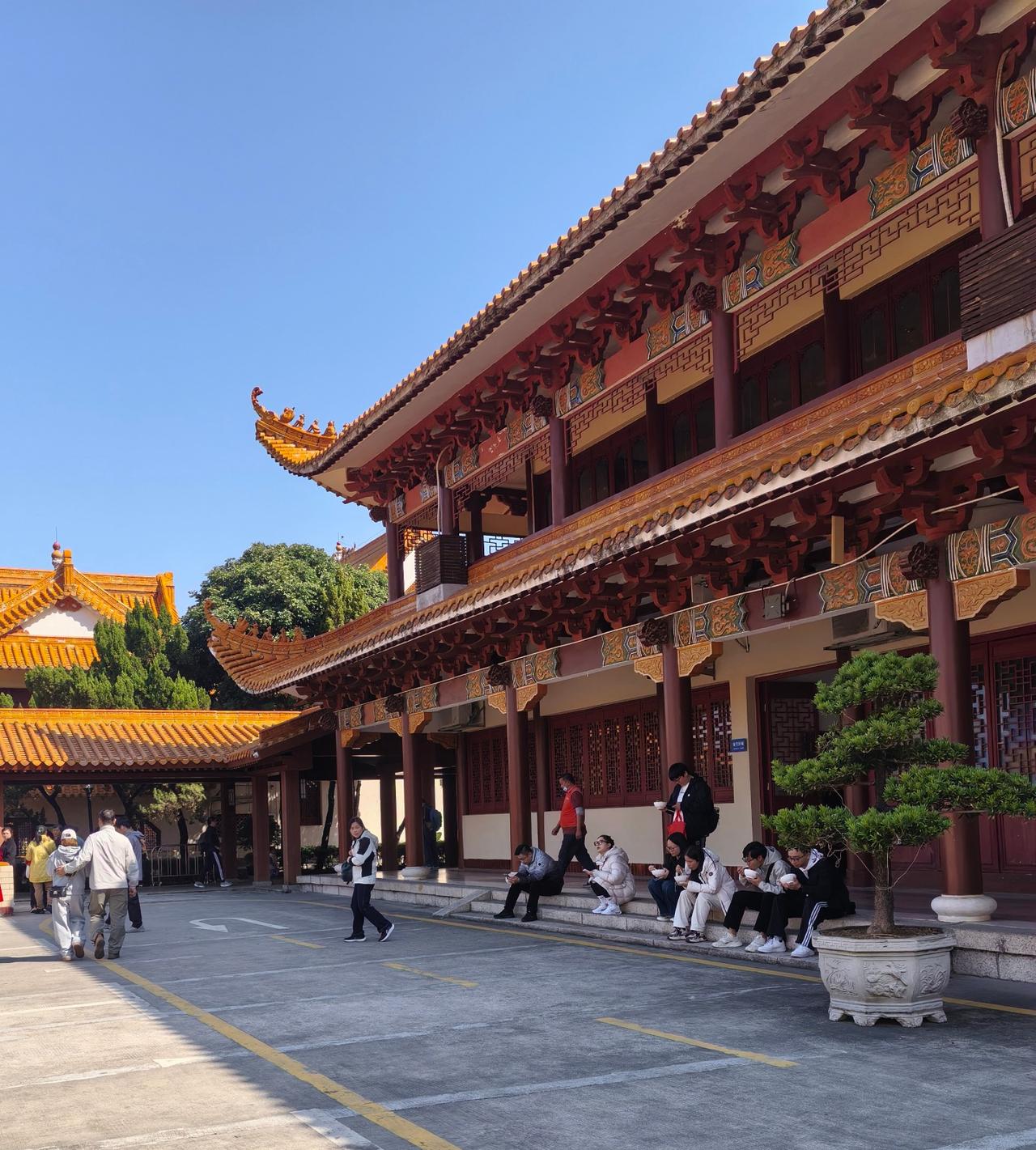 古寺闲行，静沐晴光
 
澄净如洗的蓝天之下，朱红立柱衬着鎏金飞檐，古寺廊宇静静舒