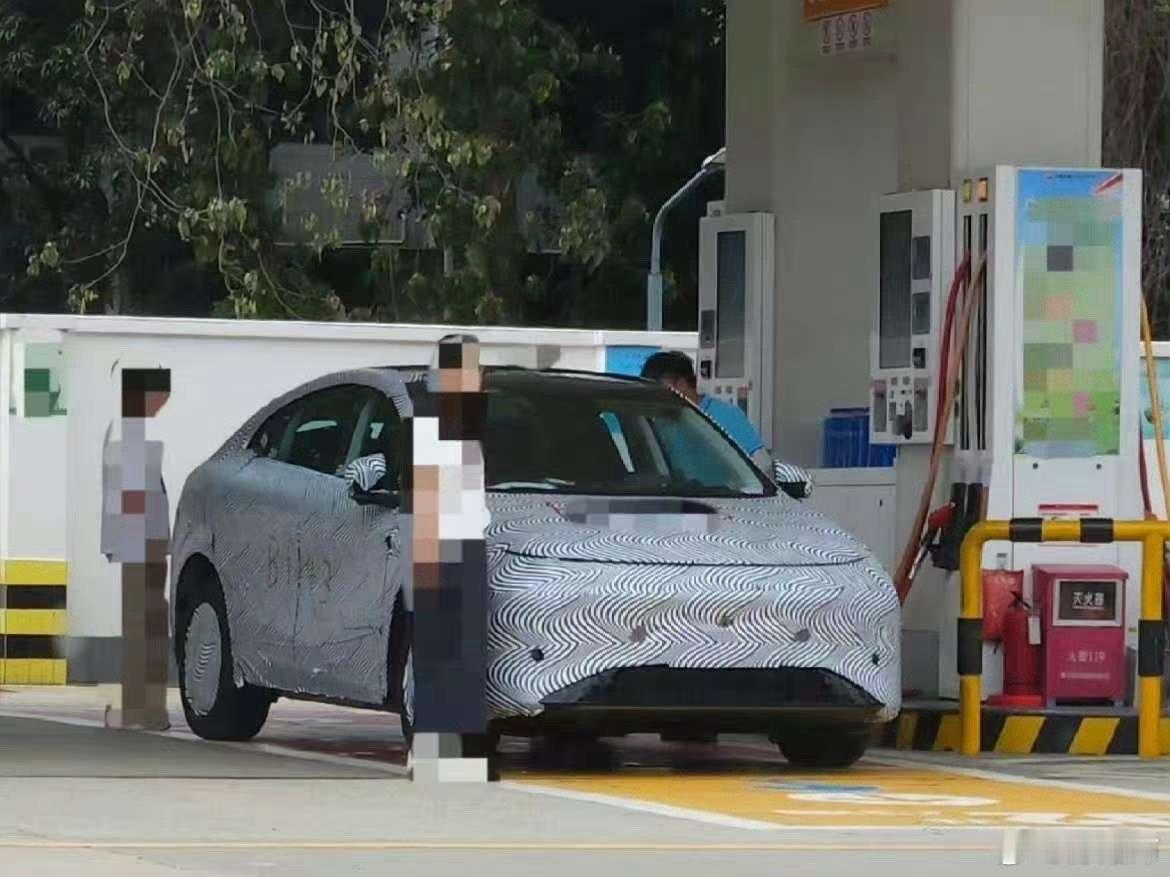 咦？这台正在加油的车，轮廓好像小鹏G6喔[笑而不语] ​​​