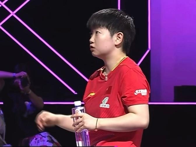 赛场红袍是霸气战神
迷彩军装是奶萌小猫
同款完美侧脸，一飒一软
抿嘴瞬间氛围感拉