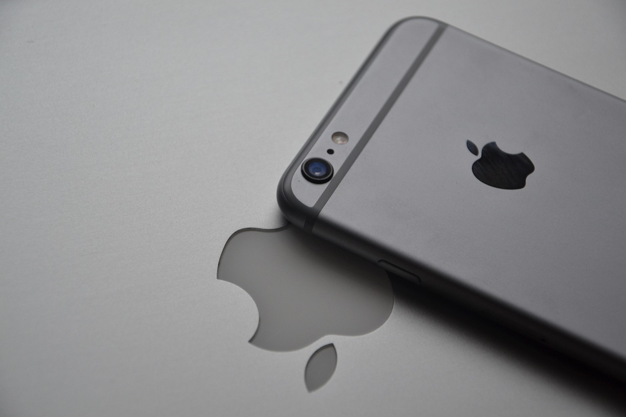 杭州经销商喊话，iPhone 17基础款如果卖到八九千，销量必腰斩。但现实很打脸