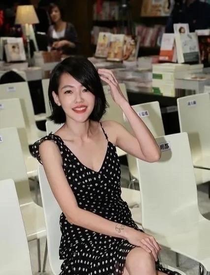 评论区的人积点口德吧，她们姐妹出道那么多年，互相扶持，感情一直都很好！她要是不提