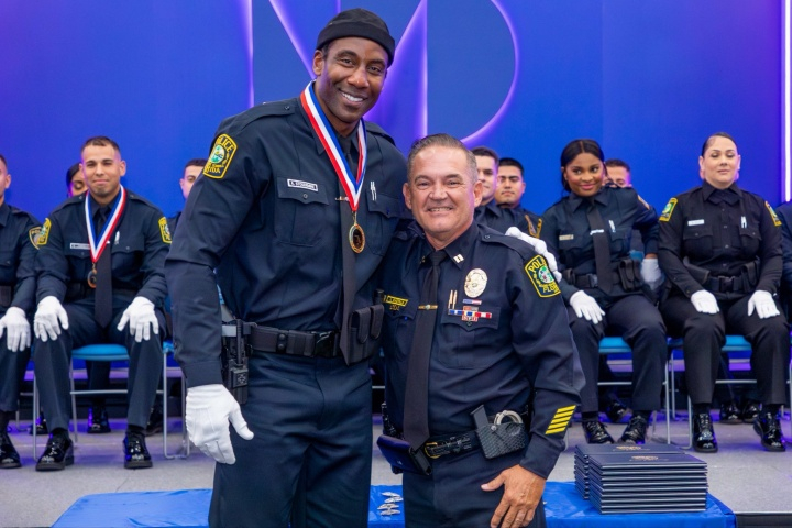 【小霸王斯塔德迈尔转行警察】前NBA球星斯塔德迈尔当警察了美媒报道，前NBA球员