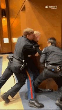 这个光头男子左胳膊被掰断了，但是他也没有停止反抗，这个人的毅力太强了，忍受痛苦的