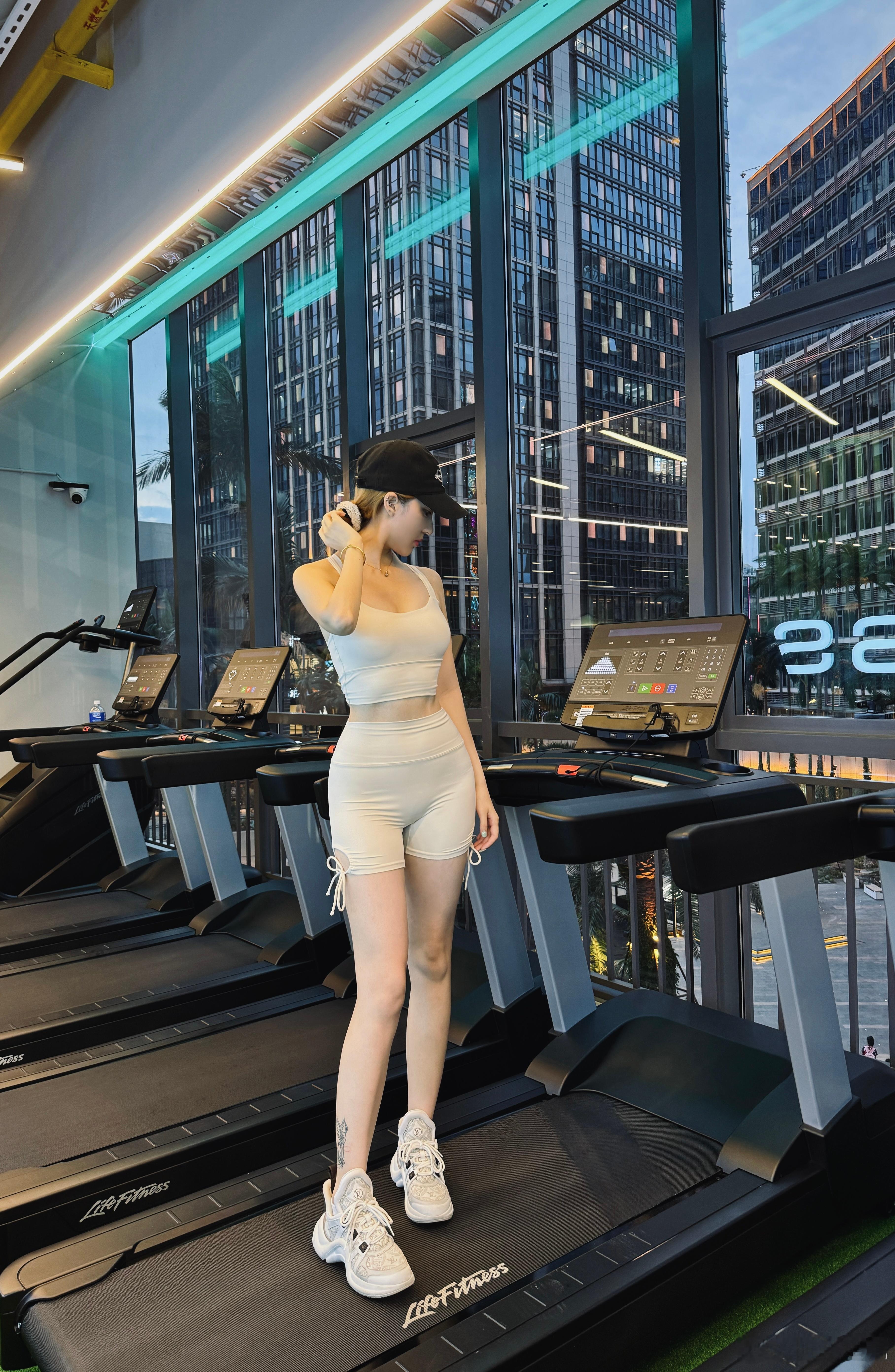有空一起健个身🏋️‍♀️✌️#健身女孩##见人不如健身#  ​​​