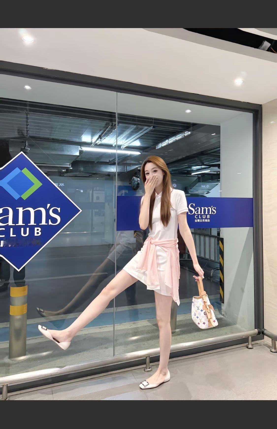 山姆会员店入口，时尚穿搭，轻松购物