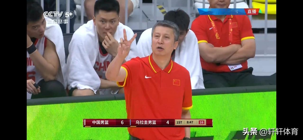中国男篮对阵乌拉圭半场比赛结束，主场作战的中国男篮凭借廖三宁压哨进球，以48-4