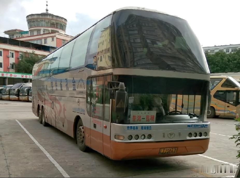 云南 昆明 金孔雀快客：云南长途客运的标杆
       作为云南边疆长途客运标