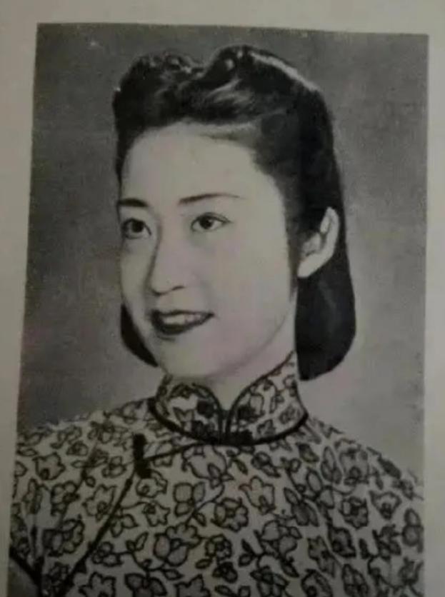 1926年，北京饭店，22岁的唐怡莹趁丈夫不在，与25岁的张学良发生了关系，几天