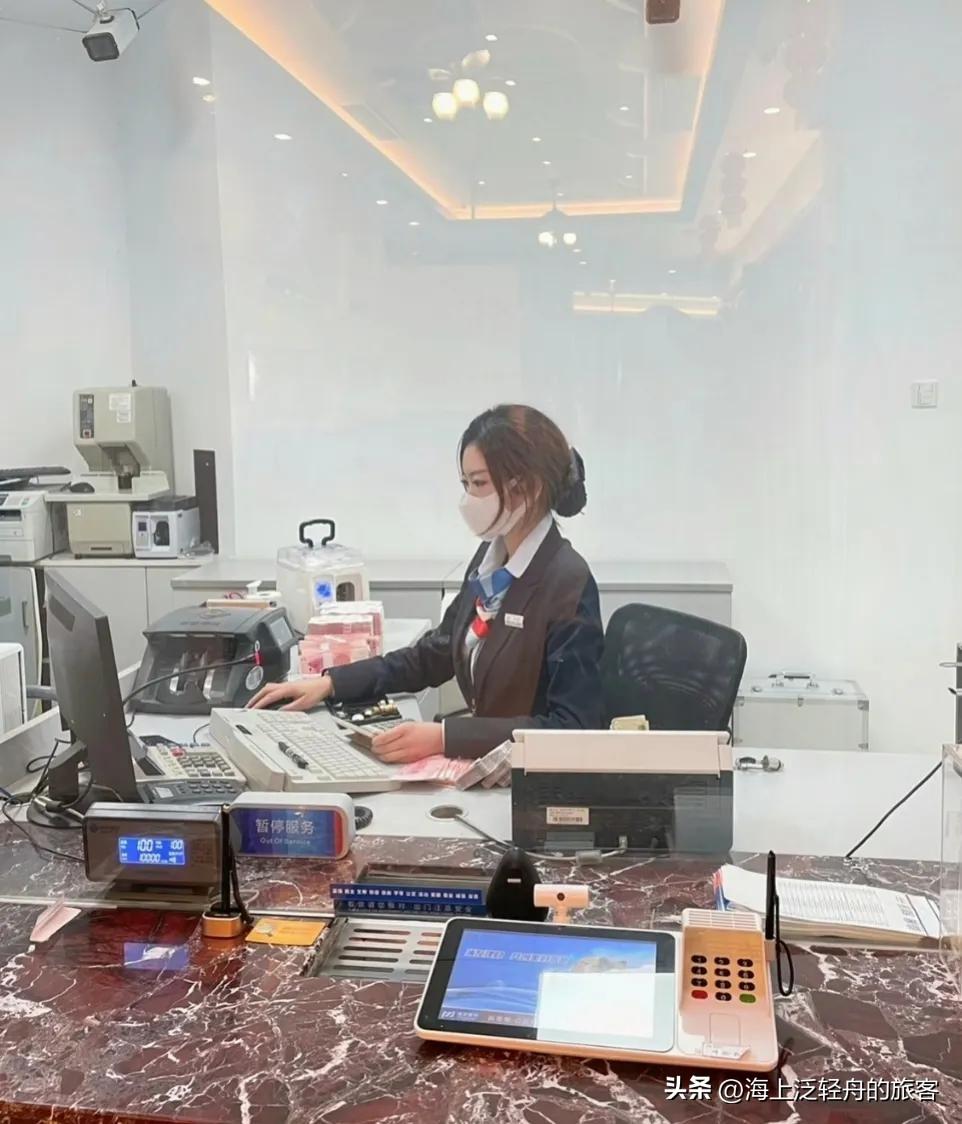 我哥嫂在银行上班，

经常在家族群提醒群里亲戚，

只要去银行不管存10万还是存