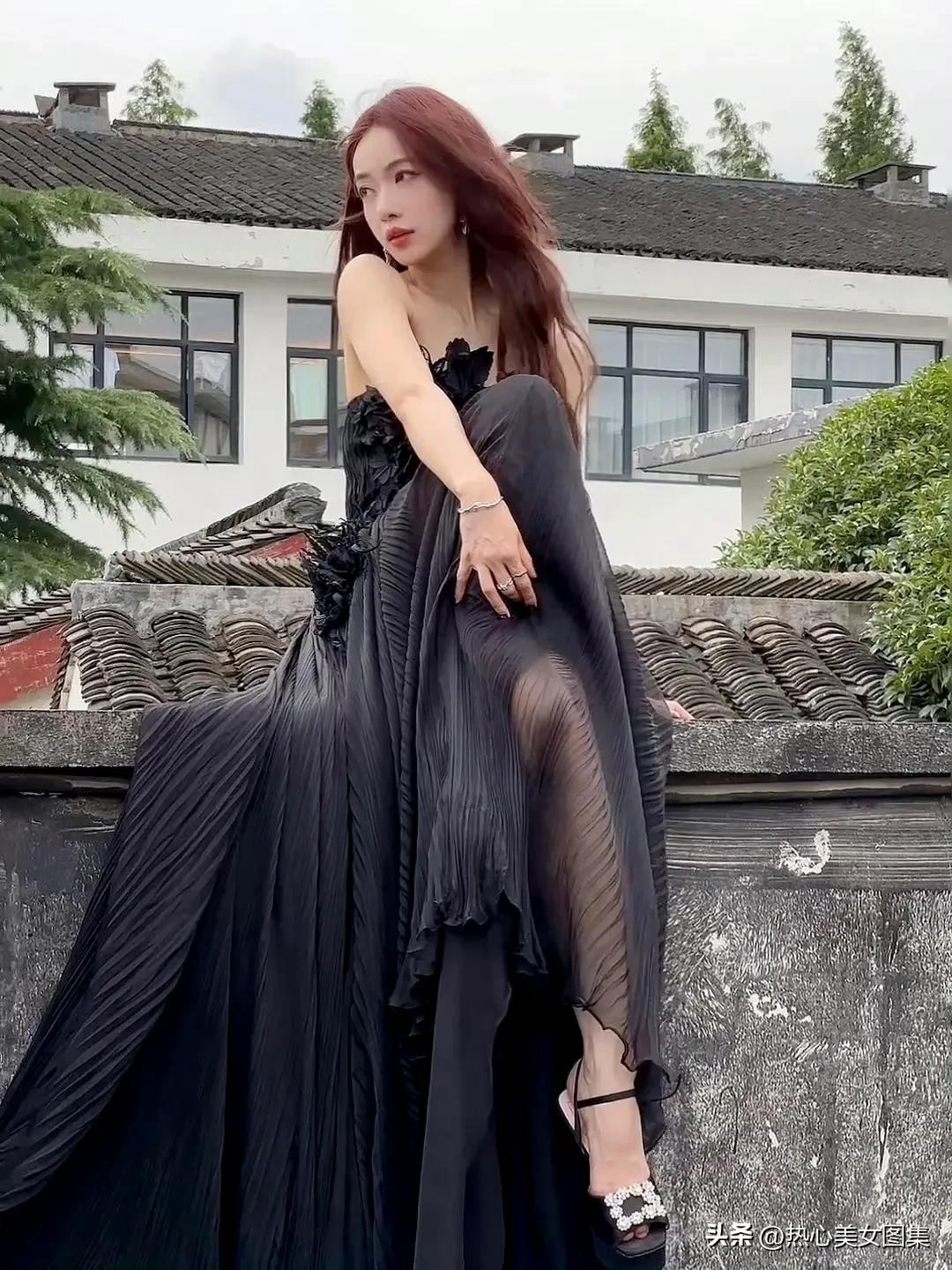 吴谨言就像热烈盛夏里的一抹亮色，浪漫又出彩。在时尚芭莎盛典上，她身着银色抹胸长裙