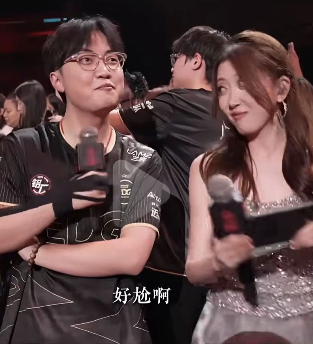 ZmjjKK 救命这个kk努力绷住的样子好搞笑 