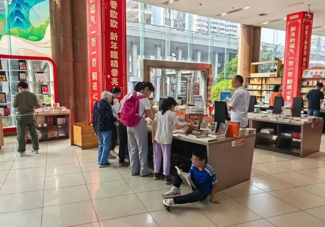 1999年开业的文化地标，位于长沙定王台，四层楼超5000平米，藏书20多万种，
